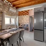 Daire Takis Guesthouse- Laoura-hermoupolis Ermoupoli